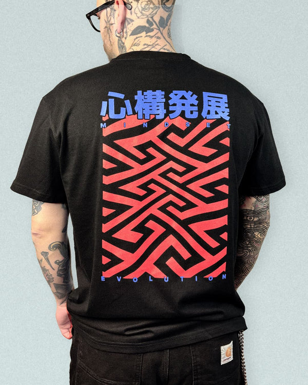 Kō oversize t-shirt black with red and blue kōji-tsunagi pattern back view
