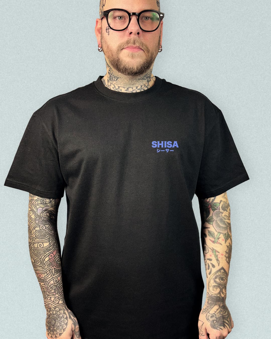 Kō oversize t-shirt black with red and blue Japanese calligraphy front view